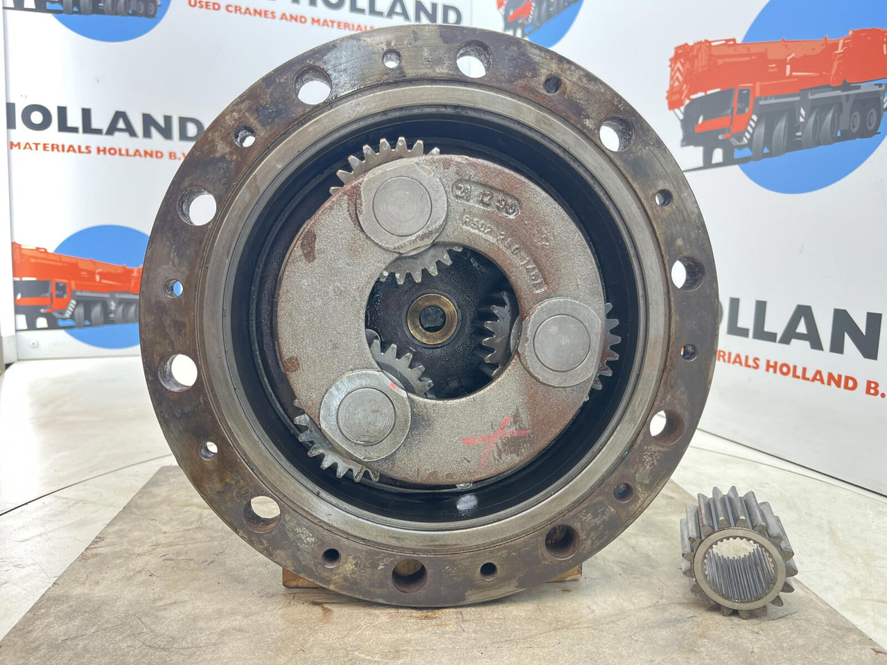 Kessler+Co Kessler Planetary gear 17-24-67-32-3pl-H83-42 - Reduktor pogona za Autodizalica: slika Kessler+Co Kessler Planetary gear 17-24-67-32-3pl-H83-42 - Reduktor pogona za Autodizalica Kessler+Co Kessler Planetary gear 17-24-67-32-3pl-H83-42 - Reduktor pogona za Autodizalica: slika Kessler+Co Kessler Planetary gear 17-24-67-32-3pl-H83-42 - Reduktor pogona za Autodizalica