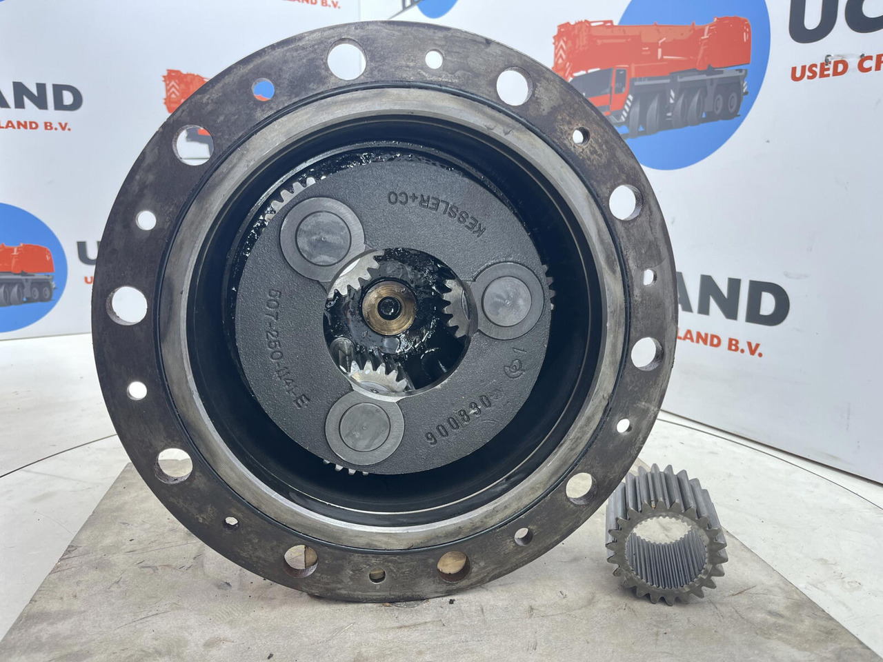 Kessler+Co LTM 1090 planetary gear 22-25-74-40-3pl-H135-46 - Reduktor pogona za Autodizalica: slika Kessler+Co LTM 1090 planetary gear 22-25-74-40-3pl-H135-46 - Reduktor pogona za Autodizalica Kessler+Co LTM 1090 planetary gear 22-25-74-40-3pl-H135-46 - Reduktor pogona za Autodizalica: slika Kessler+Co LTM 1090 planetary gear 22-25-74-40-3pl-H135-46 - Reduktor pogona za Autodizalica