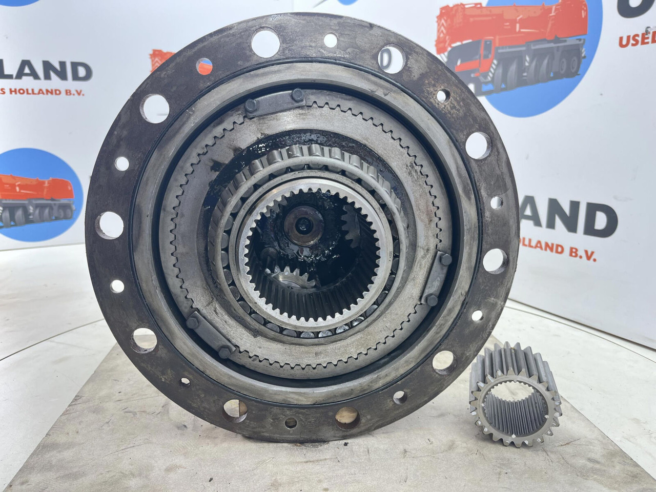 Kessler+Co LTM 1090 planetary gear 22-25-74-40-3pl-H135-46 - Reduktor pogona za Autodizalica: slika Kessler+Co LTM 1090 planetary gear 22-25-74-40-3pl-H135-46 - Reduktor pogona za Autodizalica Kessler+Co LTM 1090 planetary gear 22-25-74-40-3pl-H135-46 - Reduktor pogona za Autodizalica: slika Kessler+Co LTM 1090 planetary gear 22-25-74-40-3pl-H135-46 - Reduktor pogona za Autodizalica