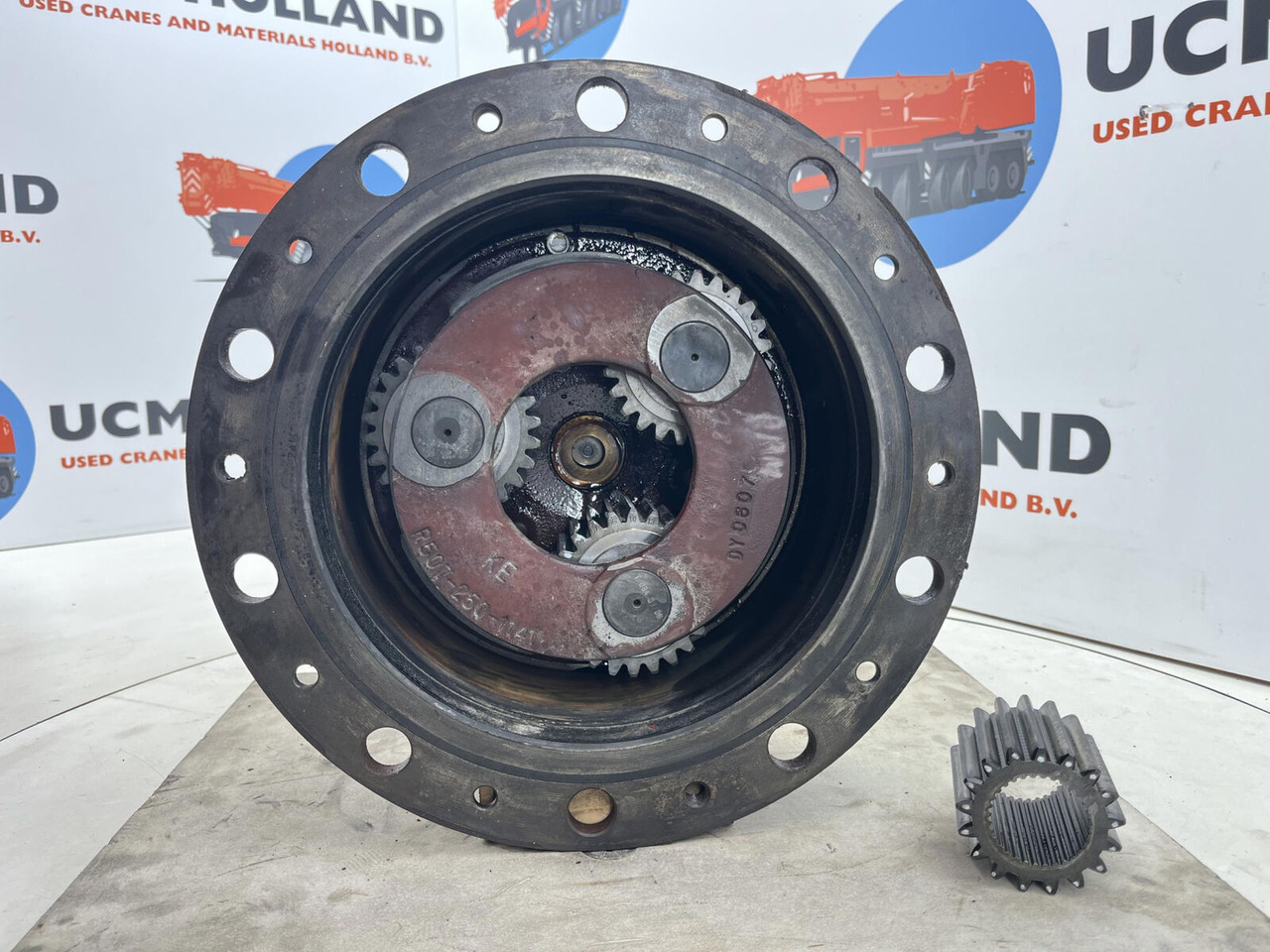 Kessler+Co Terex-Demag AC 35 planetary gear 17-24-67-32-3pl-H135-46 - Reduktor pogona za Autodizalica: slika Kessler+Co Terex-Demag AC 35 planetary gear 17-24-67-32-3pl-H135-46 - Reduktor pogona za Autodizalica Kessler+Co Terex-Demag AC 35 planetary gear 17-24-67-32-3pl-H135-46 - Reduktor pogona za Autodizalica: slika Kessler+Co Terex-Demag AC 35 planetary gear 17-24-67-32-3pl-H135-46 - Reduktor pogona za Autodizalica