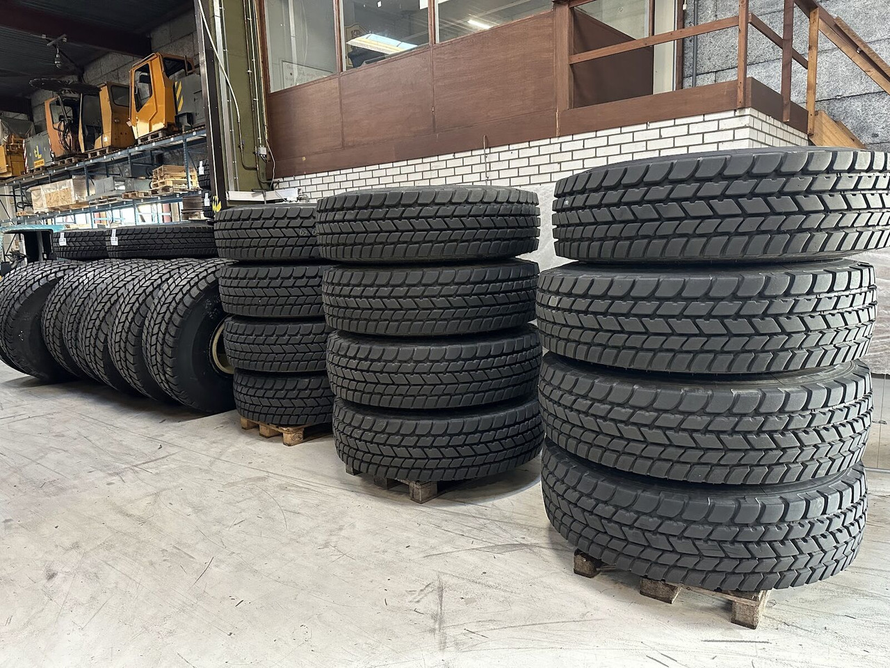 Liebherr Crane Tires/Rims for sale - Guma za Autodizalica: slika Liebherr Crane Tires/Rims for sale - Guma za Autodizalica Liebherr Crane Tires/Rims for sale - Guma za Autodizalica: slika Liebherr Crane Tires/Rims for sale - Guma za Autodizalica
