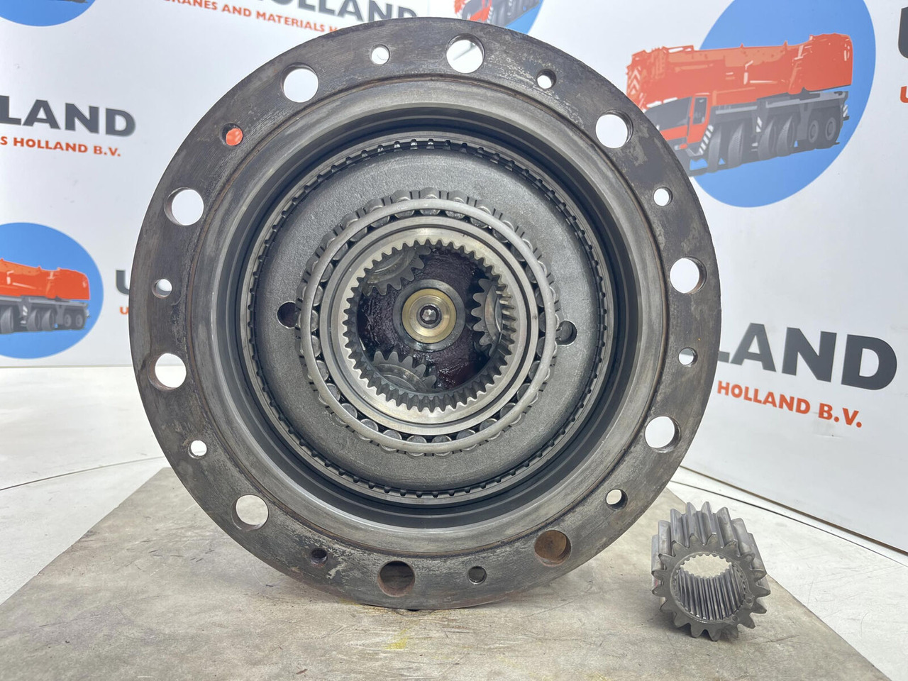 Terex AC 155 Planetary gear 17-24-67-32-3pl-H136-46 - Reduktor pogona za Autodizalica: slika Terex AC 155 Planetary gear 17-24-67-32-3pl-H136-46 - Reduktor pogona za Autodizalica Terex AC 155 Planetary gear 17-24-67-32-3pl-H136-46 - Reduktor pogona za Autodizalica: slika Terex AC 155 Planetary gear 17-24-67-32-3pl-H136-46 - Reduktor pogona za Autodizalica