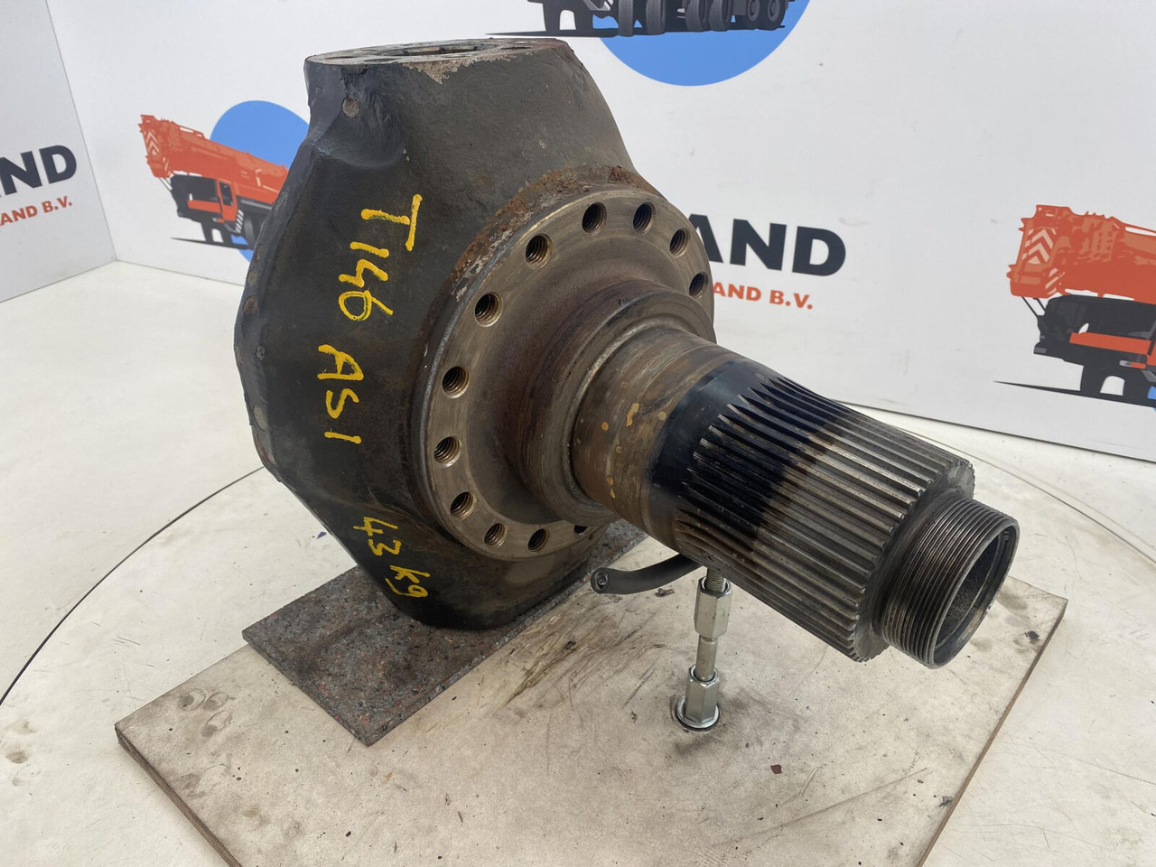 Terex Demag AC 35 Steering knuckle 16 holes axle 1 - Rukavac kotača za Autodizalica: slika Terex Demag AC 35 Steering knuckle 16 holes axle 1 - Rukavac kotača za Autodizalica Terex Demag AC 35 Steering knuckle 16 holes axle 1 - Rukavac kotača za Autodizalica: slika Terex Demag AC 35 Steering knuckle 16 holes axle 1 - Rukavac kotača za Autodizalica
