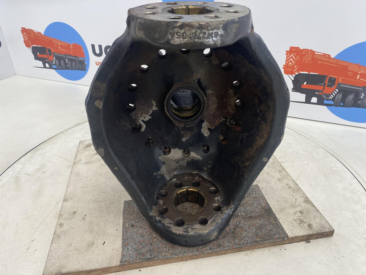 Terex Demag AC 35 Steering knuckle 16 holes axle 1 - Rukavac kotača za Autodizalica: slika Terex Demag AC 35 Steering knuckle 16 holes axle 1 - Rukavac kotača za Autodizalica Terex Demag AC 35 Steering knuckle 16 holes axle 1 - Rukavac kotača za Autodizalica: slika Terex Demag AC 35 Steering knuckle 16 holes axle 1 - Rukavac kotača za Autodizalica