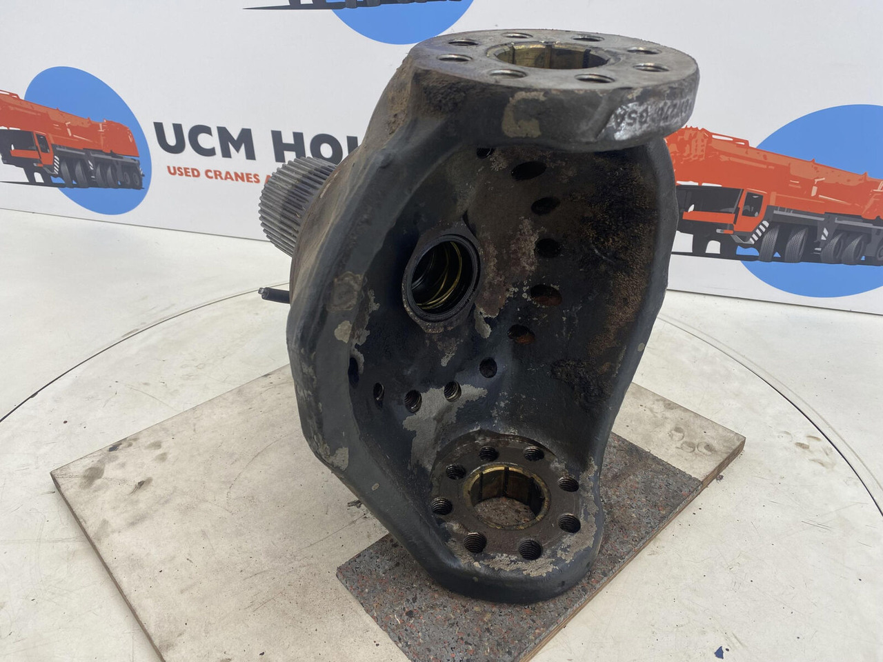Terex Demag AC 35 Steering knuckle 16 holes axle 1 - Rukavac kotača za Autodizalica: slika Terex Demag AC 35 Steering knuckle 16 holes axle 1 - Rukavac kotača za Autodizalica Terex Demag AC 35 Steering knuckle 16 holes axle 1 - Rukavac kotača za Autodizalica: slika Terex Demag AC 35 Steering knuckle 16 holes axle 1 - Rukavac kotača za Autodizalica