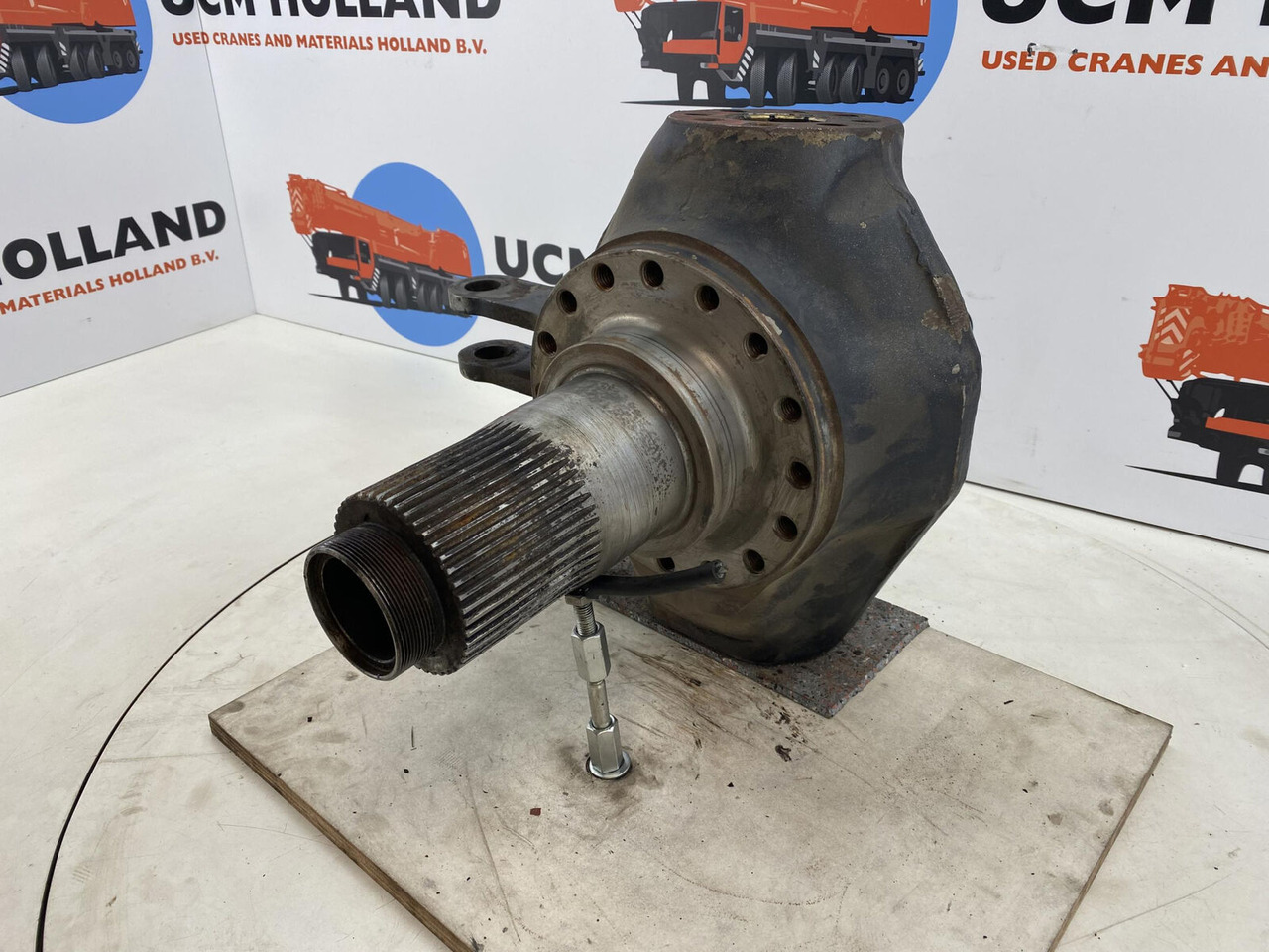 Terex Demag AC 35 Steering knuckle 16 holes axle 2 right - Rukavac kotača za Autodizalica: slika Terex Demag AC 35 Steering knuckle 16 holes axle 2 right - Rukavac kotača za Autodizalica Terex Demag AC 35 Steering knuckle 16 holes axle 2 right - Rukavac kotača za Autodizalica: slika Terex Demag AC 35 Steering knuckle 16 holes axle 2 right - Rukavac kotača za Autodizalica