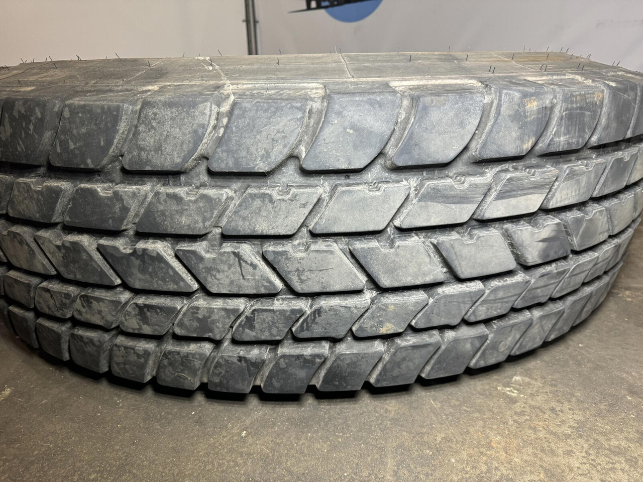 Wheel 445/95R25 10 12.3 1p - Kompletan kotač: slika Wheel 445/95R25 10 12.3 1p - Kompletan kotač Wheel 445/95R25 10 12.3 1p - Kompletan kotač: slika Wheel 445/95R25 10 12.3 1p - Kompletan kotač