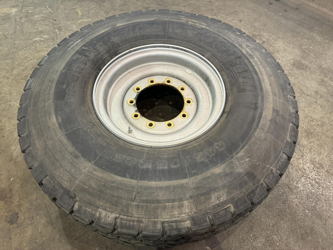 Wheel 445/95R25 10 12.3 1p - Kompletan kotač: slika Wheel 445/95R25 10 12.3 1p - Kompletan kotač Wheel 445/95R25 10 12.3 1p - Kompletan kotač: slika Wheel 445/95R25 10 12.3 1p - Kompletan kotač