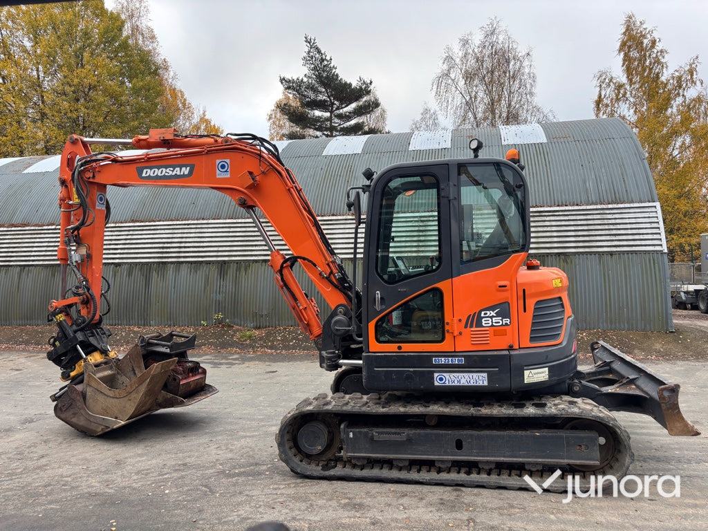 Grävmaskin - Doosan DX85R-3 - Bager gusjeničar: slika Grävmaskin - Doosan DX85R-3 - Bager gusjeničar Grävmaskin - Doosan DX85R-3 - Bager gusjeničar: slika Grävmaskin - Doosan DX85R-3 - Bager gusjeničar