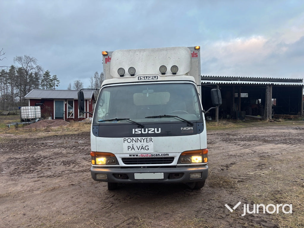 Kamion za prijevoz konja Hästlastbil - Isuzu, NQR70T: slika Kamion za prijevoz konja Hästlastbil - Isuzu, NQR70T