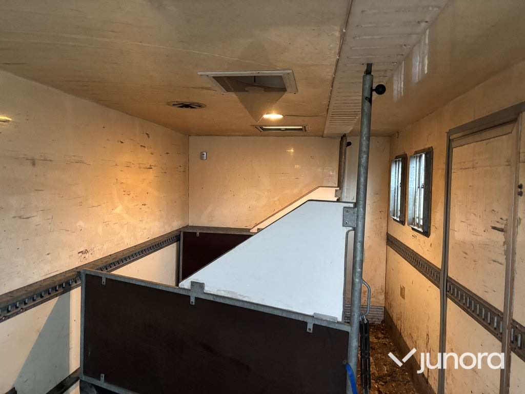 Kamion za prijevoz konja Hästlastbil - Isuzu, NQR70T: slika Kamion za prijevoz konja Hästlastbil - Isuzu, NQR70T