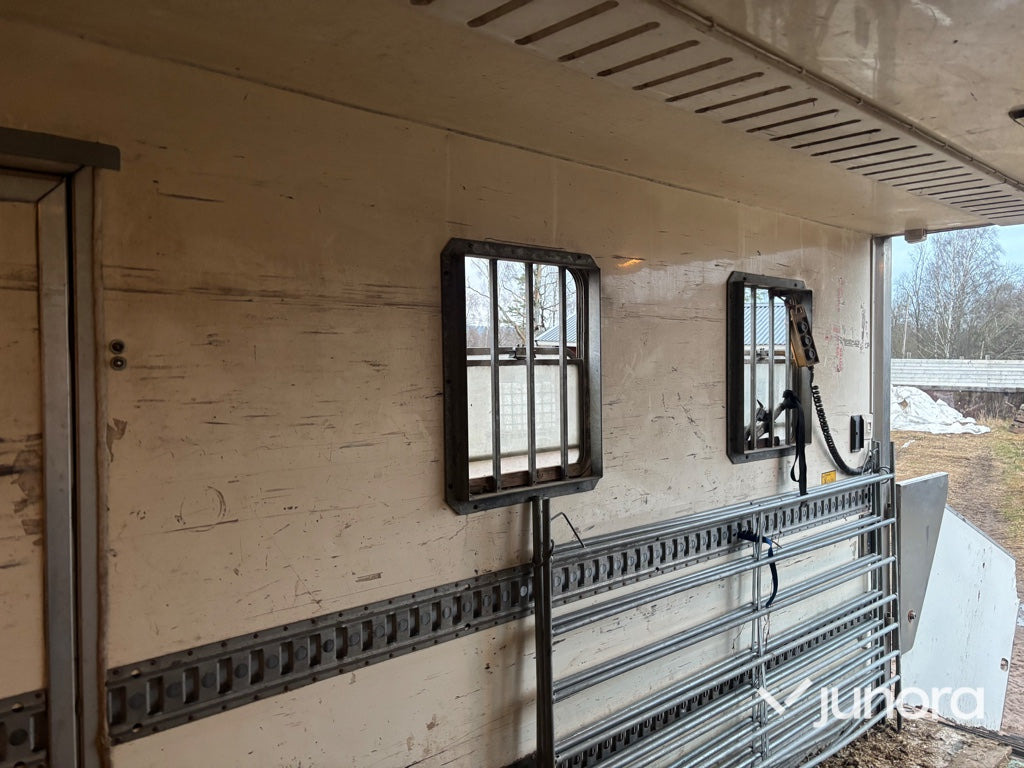 Kamion za prijevoz konja Hästlastbil - Isuzu, NQR70T: slika Kamion za prijevoz konja Hästlastbil - Isuzu, NQR70T