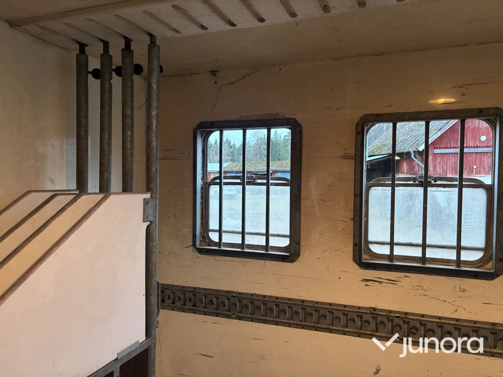 Kamion za prijevoz konja Hästlastbil - Isuzu, NQR70T: slika Kamion za prijevoz konja Hästlastbil - Isuzu, NQR70T