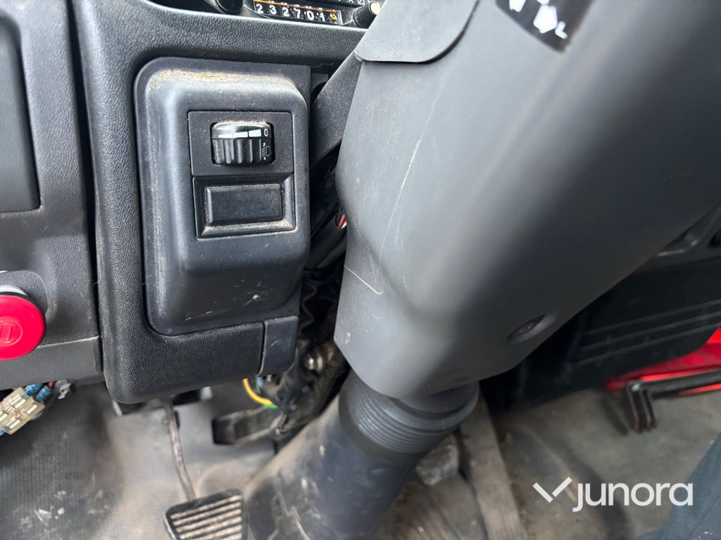 Kamion za prijevoz konja Hästlastbil - Isuzu, NQR70T: slika Kamion za prijevoz konja Hästlastbil - Isuzu, NQR70T