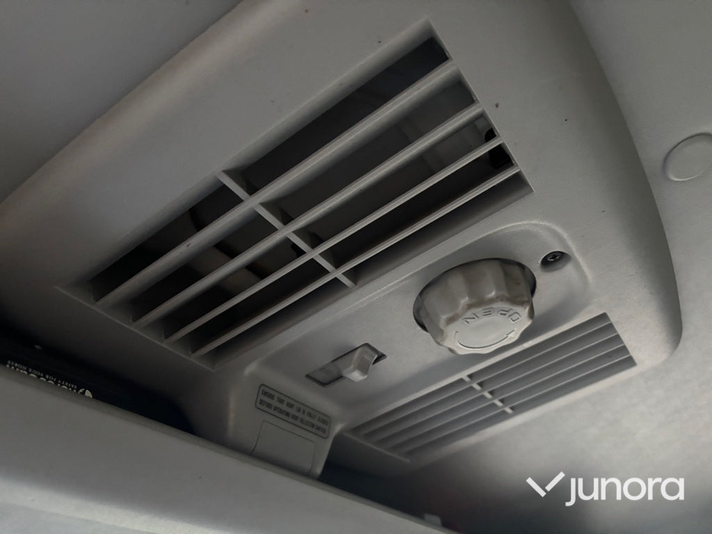 Kamion za prijevoz konja Hästlastbil - Isuzu, NQR70T: slika Kamion za prijevoz konja Hästlastbil - Isuzu, NQR70T