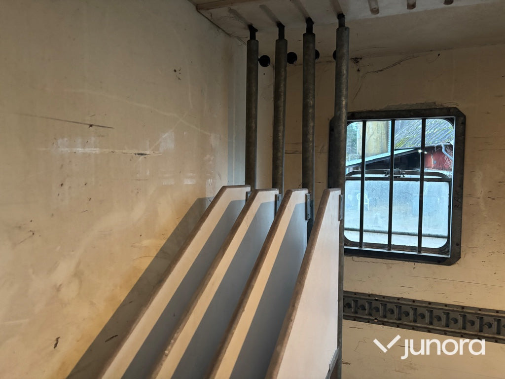 Kamion za prijevoz konja Hästlastbil - Isuzu, NQR70T: slika Kamion za prijevoz konja Hästlastbil - Isuzu, NQR70T