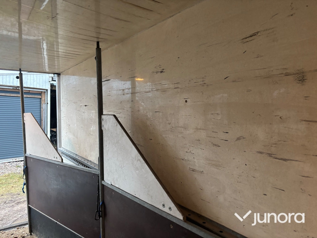 Kamion za prijevoz konja Hästlastbil - Isuzu, NQR70T: slika Kamion za prijevoz konja Hästlastbil - Isuzu, NQR70T