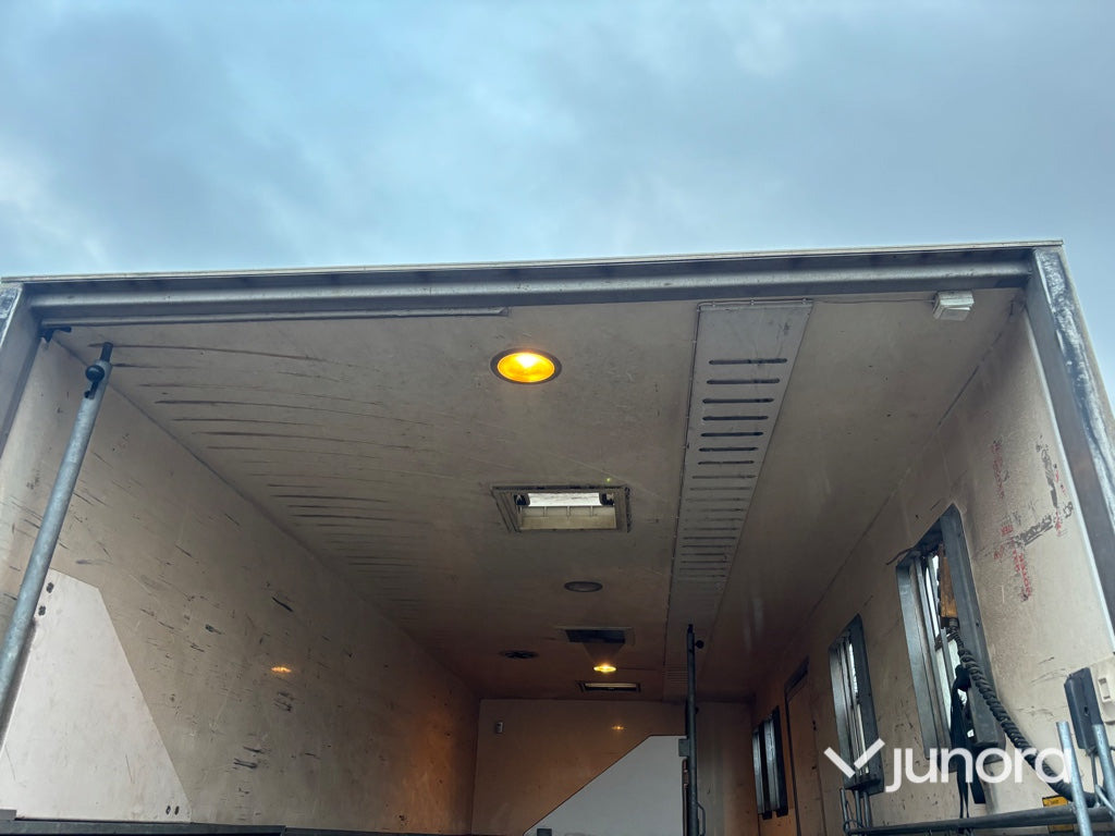 Kamion za prijevoz konja Hästlastbil - Isuzu, NQR70T: slika Kamion za prijevoz konja Hästlastbil - Isuzu, NQR70T