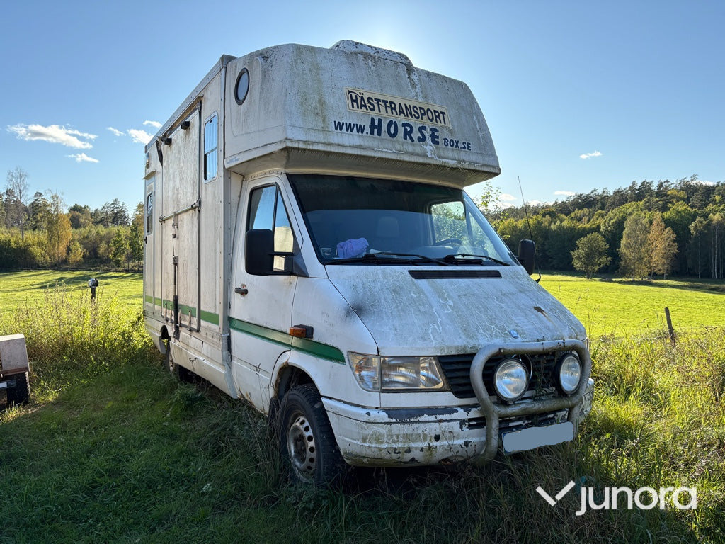 Hästlastbil Mercedes-Benz 312 D Automat - Kamion za prijevoz konja: slika Hästlastbil Mercedes-Benz 312 D Automat - Kamion za prijevoz konja Hästlastbil Mercedes-Benz 312 D Automat - Kamion za prijevoz konja: slika Hästlastbil Mercedes-Benz 312 D Automat - Kamion za prijevoz konja