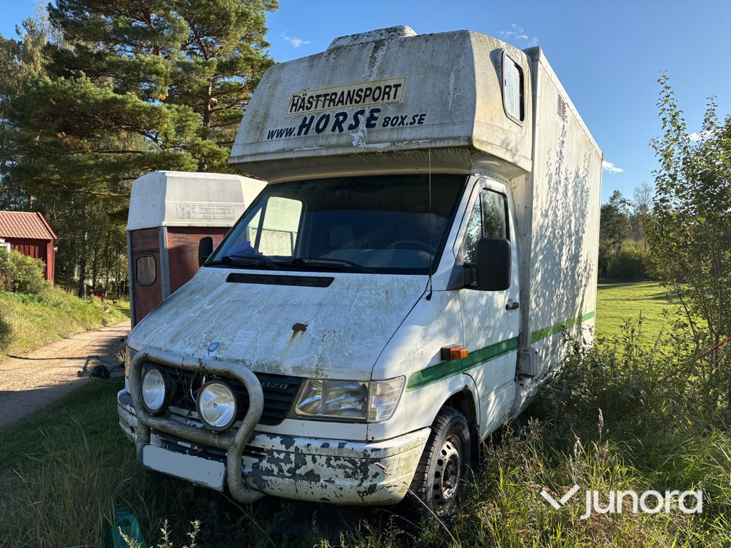 Hästlastbil Mercedes-Benz 312 D Automat - Kamion za prijevoz konja: slika Hästlastbil Mercedes-Benz 312 D Automat - Kamion za prijevoz konja Hästlastbil Mercedes-Benz 312 D Automat - Kamion za prijevoz konja: slika Hästlastbil Mercedes-Benz 312 D Automat - Kamion za prijevoz konja