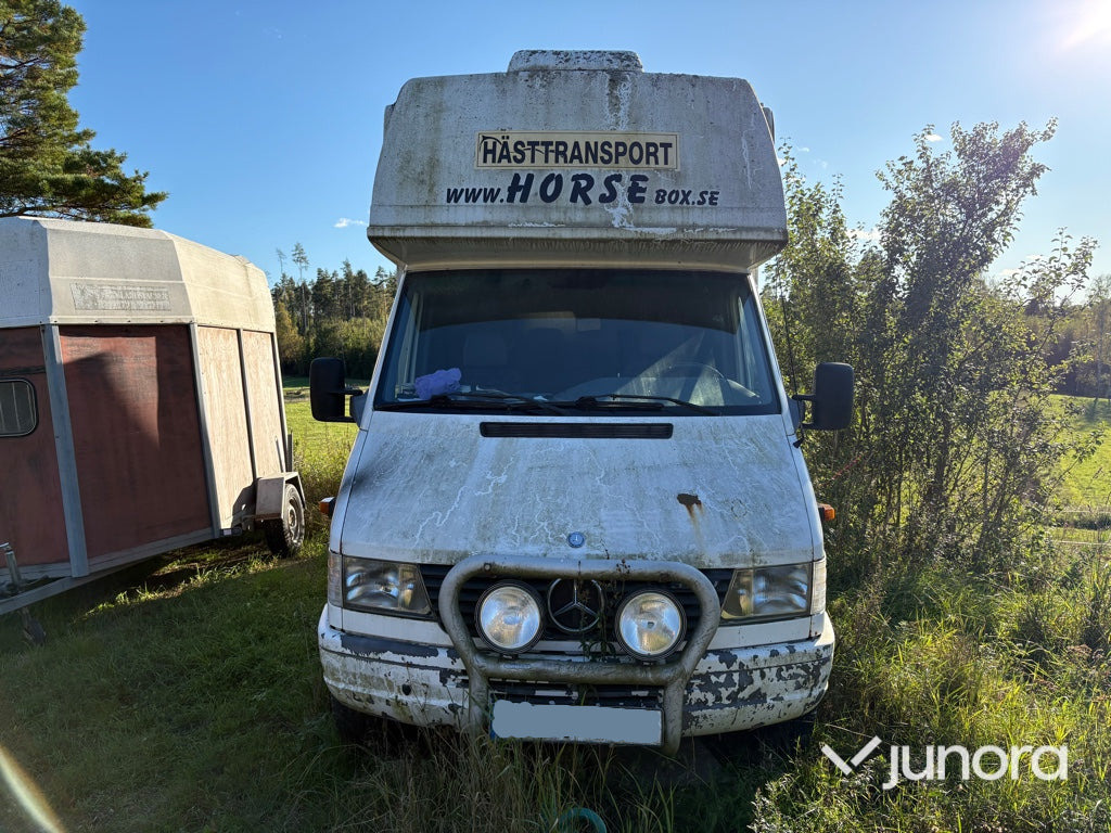 Hästlastbil Mercedes-Benz 312 D Automat - Kamion za prijevoz konja: slika Hästlastbil Mercedes-Benz 312 D Automat - Kamion za prijevoz konja Hästlastbil Mercedes-Benz 312 D Automat - Kamion za prijevoz konja: slika Hästlastbil Mercedes-Benz 312 D Automat - Kamion za prijevoz konja