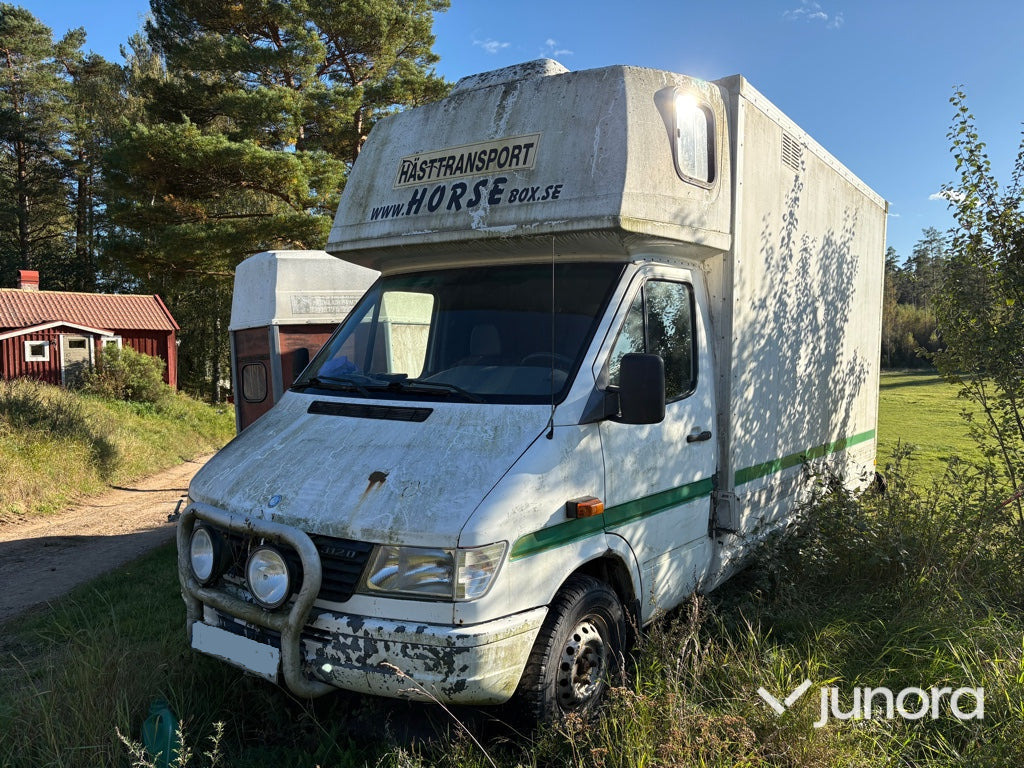 Hästlastbil Mercedes-Benz 312 D Automat - Kamion za prijevoz konja: slika Hästlastbil Mercedes-Benz 312 D Automat - Kamion za prijevoz konja Hästlastbil Mercedes-Benz 312 D Automat - Kamion za prijevoz konja: slika Hästlastbil Mercedes-Benz 312 D Automat - Kamion za prijevoz konja