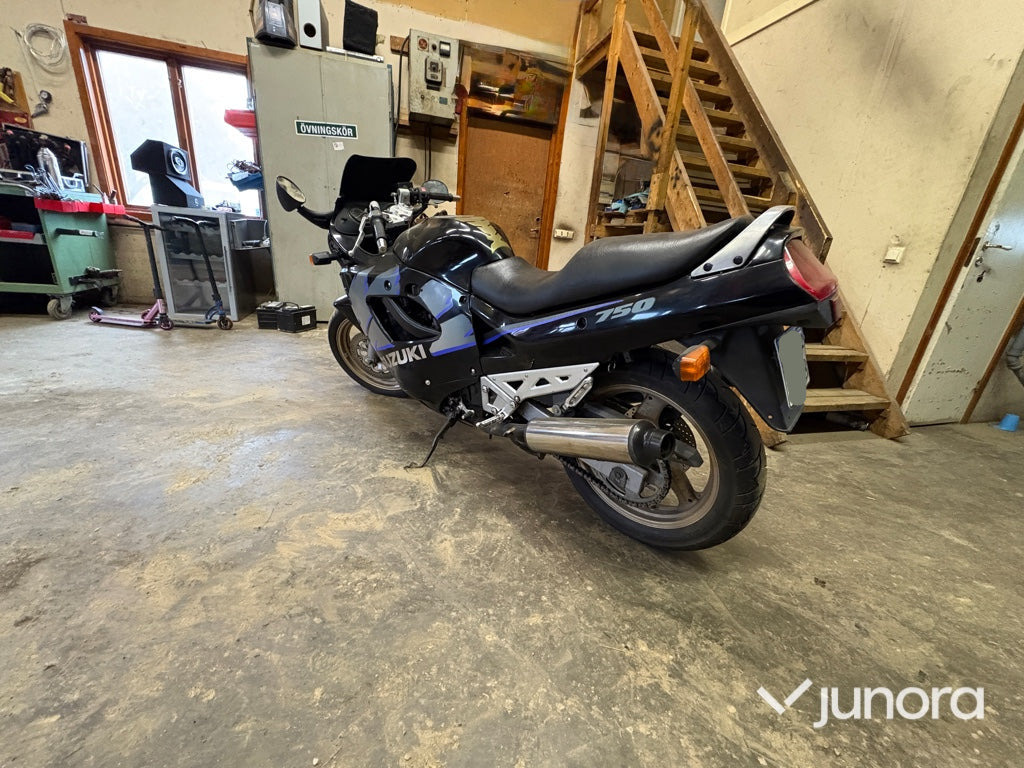 Motorcykel - Suzuki, GSX 750 F - Motocikl: slika Motorcykel - Suzuki, GSX 750 F - Motocikl Motorcykel - Suzuki, GSX 750 F - Motocikl: slika Motorcykel - Suzuki, GSX 750 F - Motocikl