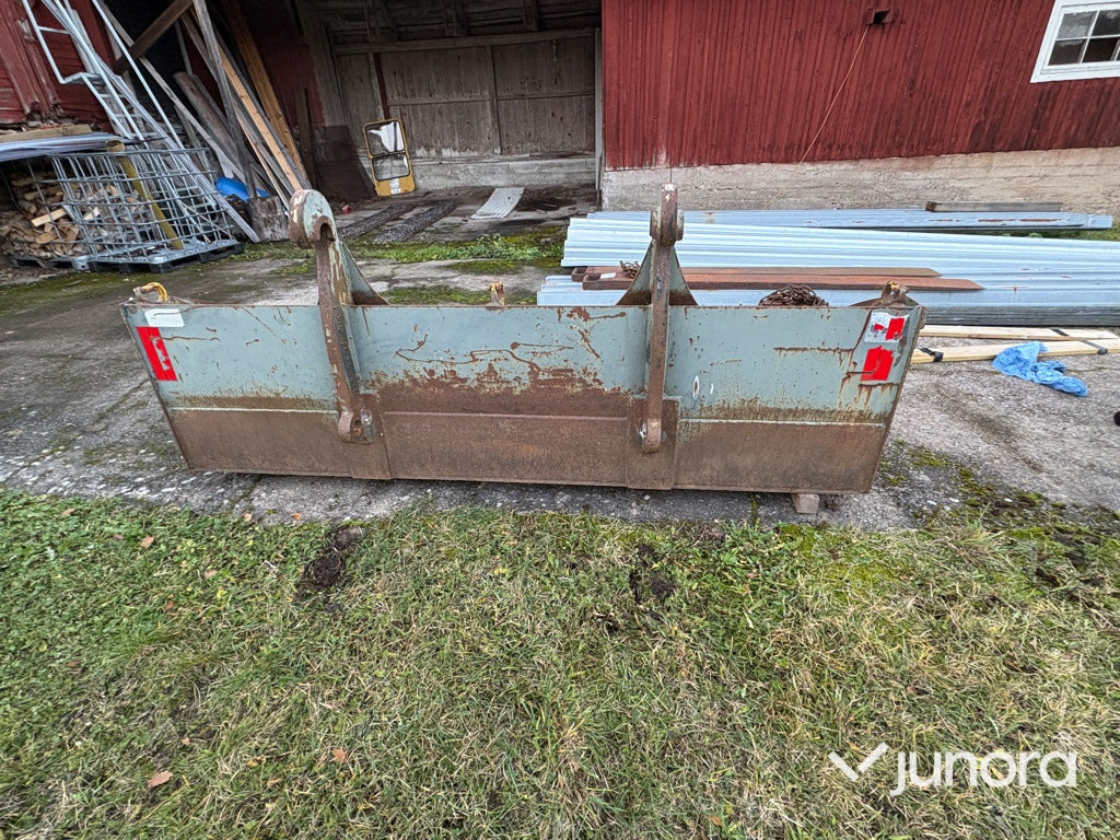 Planeringskopa - Norje - Utovarna korpa: slika Planeringskopa - Norje - Utovarna korpa Planeringskopa - Norje - Utovarna korpa: slika Planeringskopa - Norje - Utovarna korpa