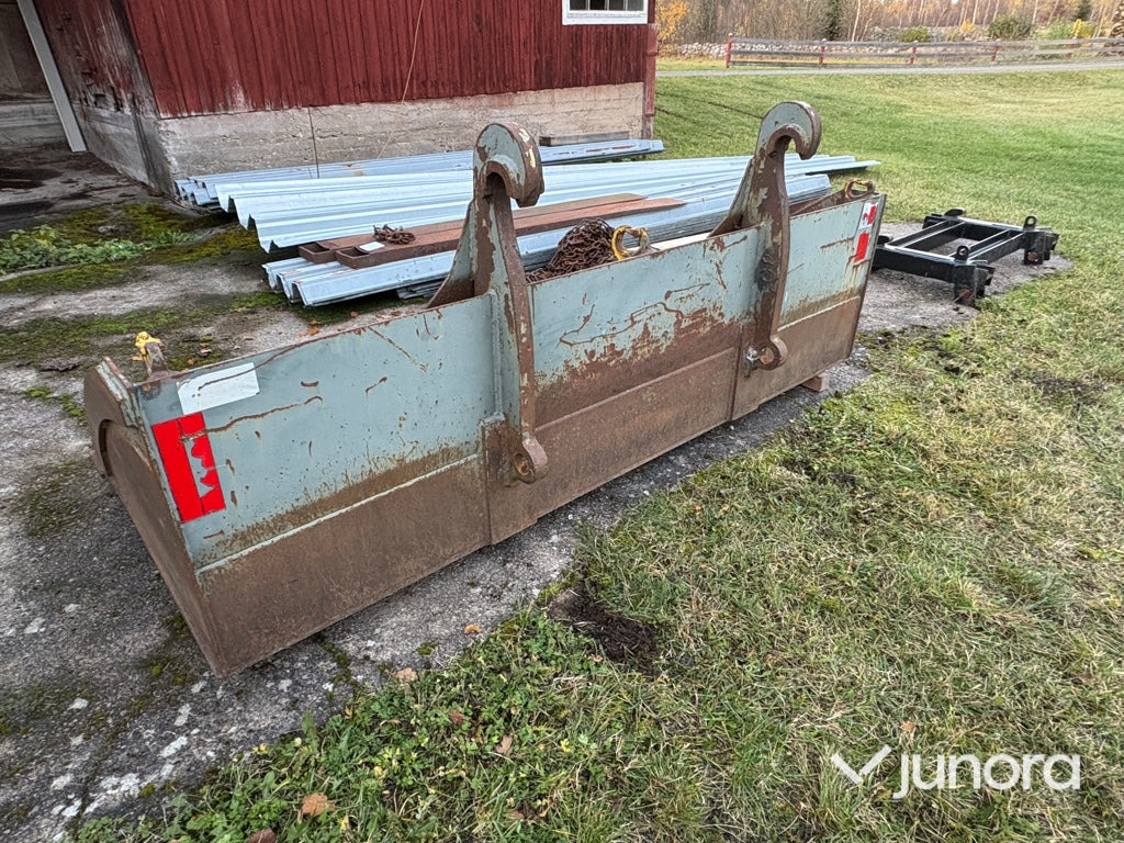 Planeringskopa - Norje - Utovarna korpa: slika Planeringskopa - Norje - Utovarna korpa Planeringskopa - Norje - Utovarna korpa: slika Planeringskopa - Norje - Utovarna korpa