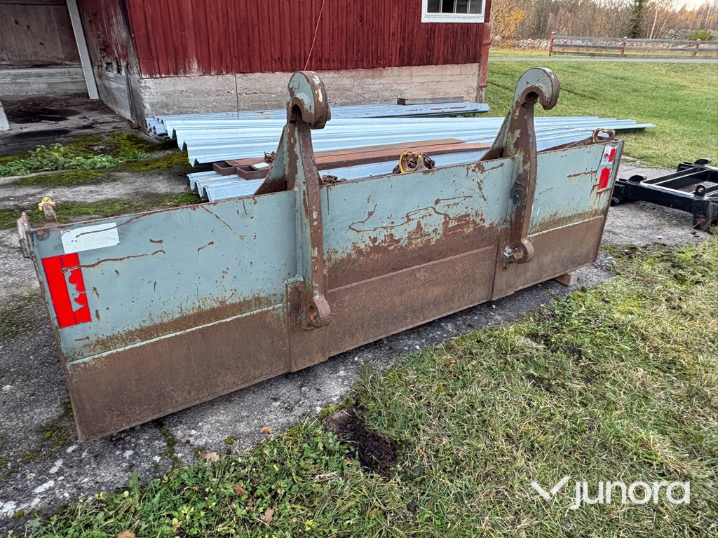 Planeringskopa - Norje - Utovarna korpa: slika Planeringskopa - Norje - Utovarna korpa Planeringskopa - Norje - Utovarna korpa: slika Planeringskopa - Norje - Utovarna korpa