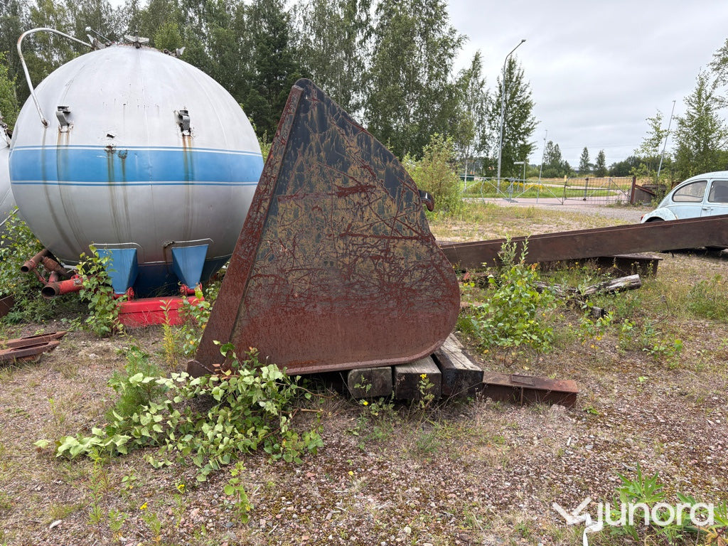 Skopa - Volvo BM - Utovarna korpa: slika Skopa - Volvo BM - Utovarna korpa Skopa - Volvo BM - Utovarna korpa: slika Skopa - Volvo BM - Utovarna korpa