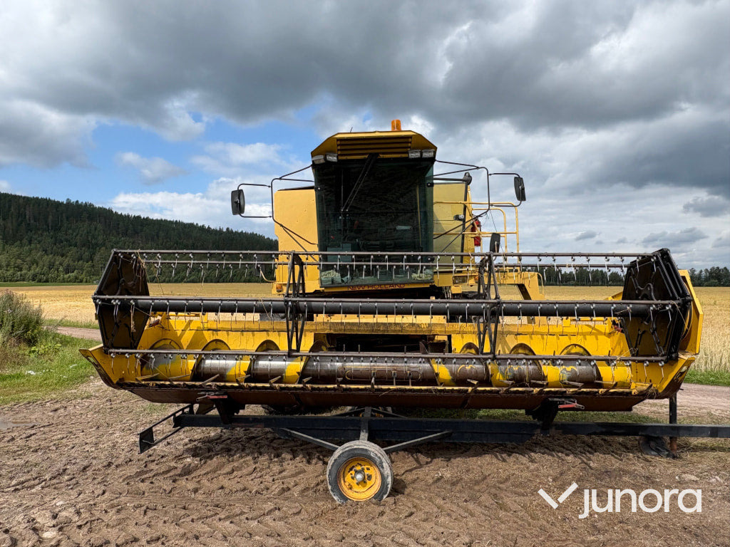 Skördetröska New Holland TX32 - Kombajn za žetvu: slika Skördetröska New Holland TX32 - Kombajn za žetvu Skördetröska New Holland TX32 - Kombajn za žetvu: slika Skördetröska New Holland TX32 - Kombajn za žetvu