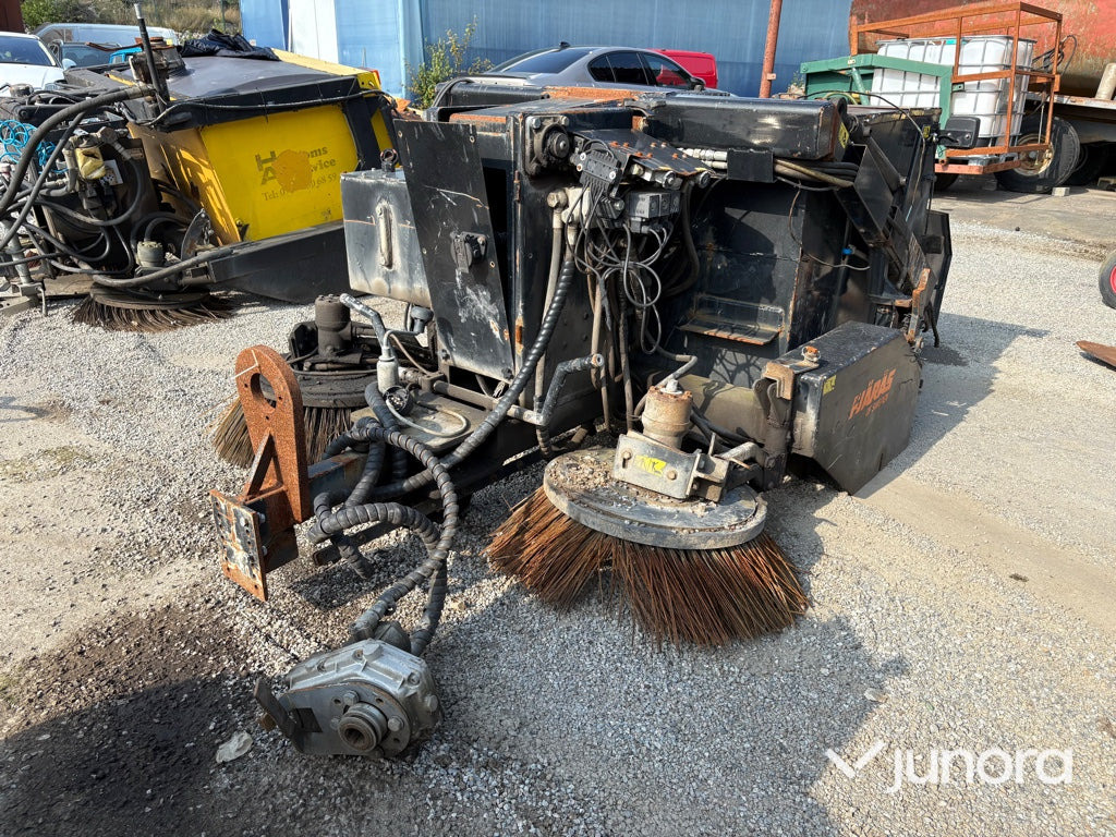 Sopmaskin Bogserad - Fjärås, FS 700 - Cestovna čistilica: slika Sopmaskin Bogserad - Fjärås, FS 700 - Cestovna čistilica Sopmaskin Bogserad - Fjärås, FS 700 - Cestovna čistilica: slika Sopmaskin Bogserad - Fjärås, FS 700 - Cestovna čistilica