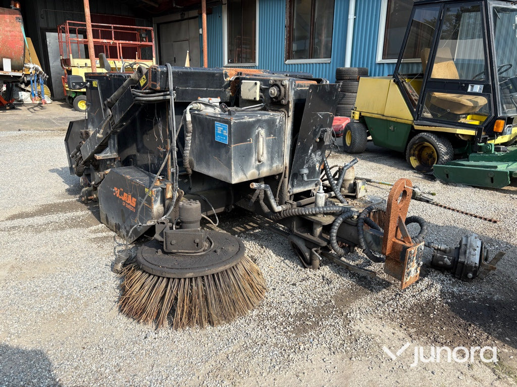 Sopmaskin Bogserad - Fjärås, FS 700 - Cestovna čistilica: slika Sopmaskin Bogserad - Fjärås, FS 700 - Cestovna čistilica Sopmaskin Bogserad - Fjärås, FS 700 - Cestovna čistilica: slika Sopmaskin Bogserad - Fjärås, FS 700 - Cestovna čistilica