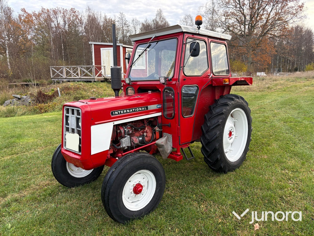 Traktor - International 444 - Traktor: slika Traktor - International 444 - Traktor Traktor - International 444 - Traktor: slika Traktor - International 444 - Traktor