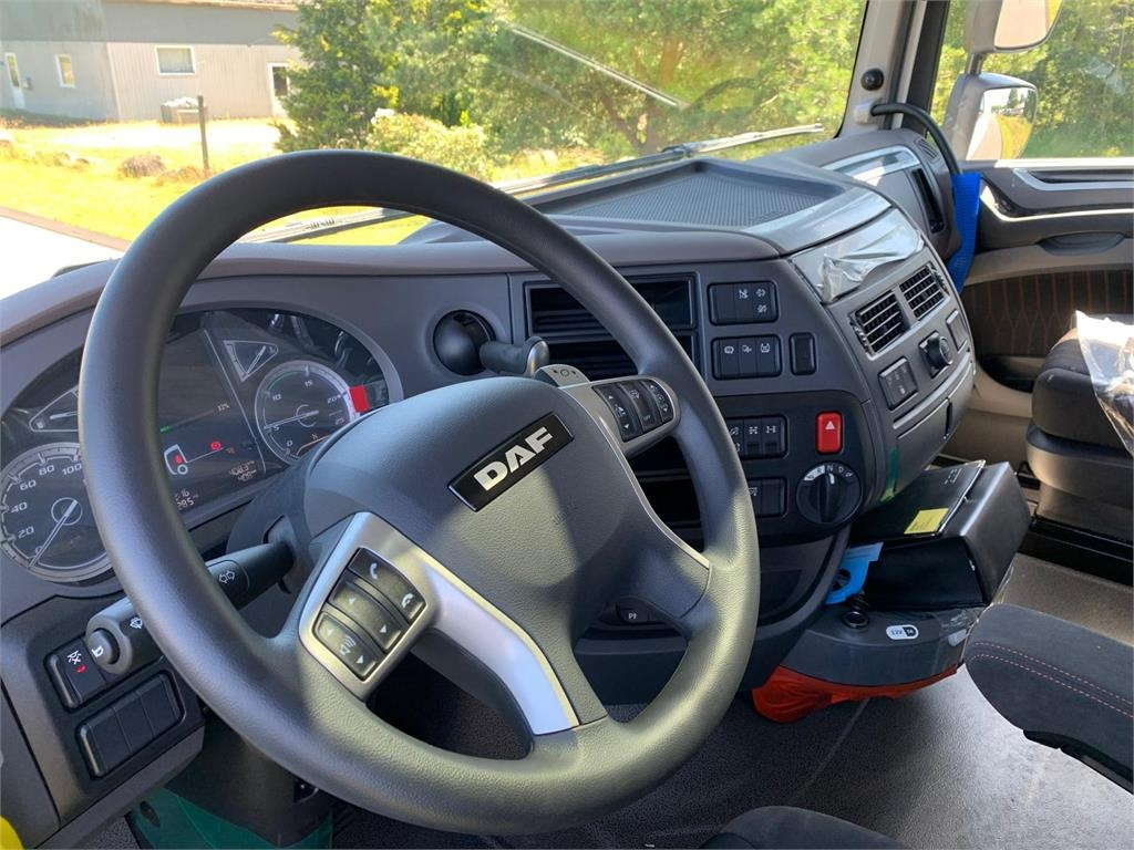 Kamion-šasija DAF XF 430 FAW 8x4*4 Tridem: slika Kamion-šasija DAF XF 430 FAW 8x4*4 Tridem