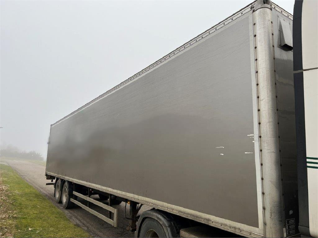 Poluprikolica sa zatvorenim sandukom Fruehauf 13,6 mtr box - lodretstående lift: slika Poluprikolica sa zatvorenim sandukom Fruehauf 13,6 mtr box - lodretstående lift