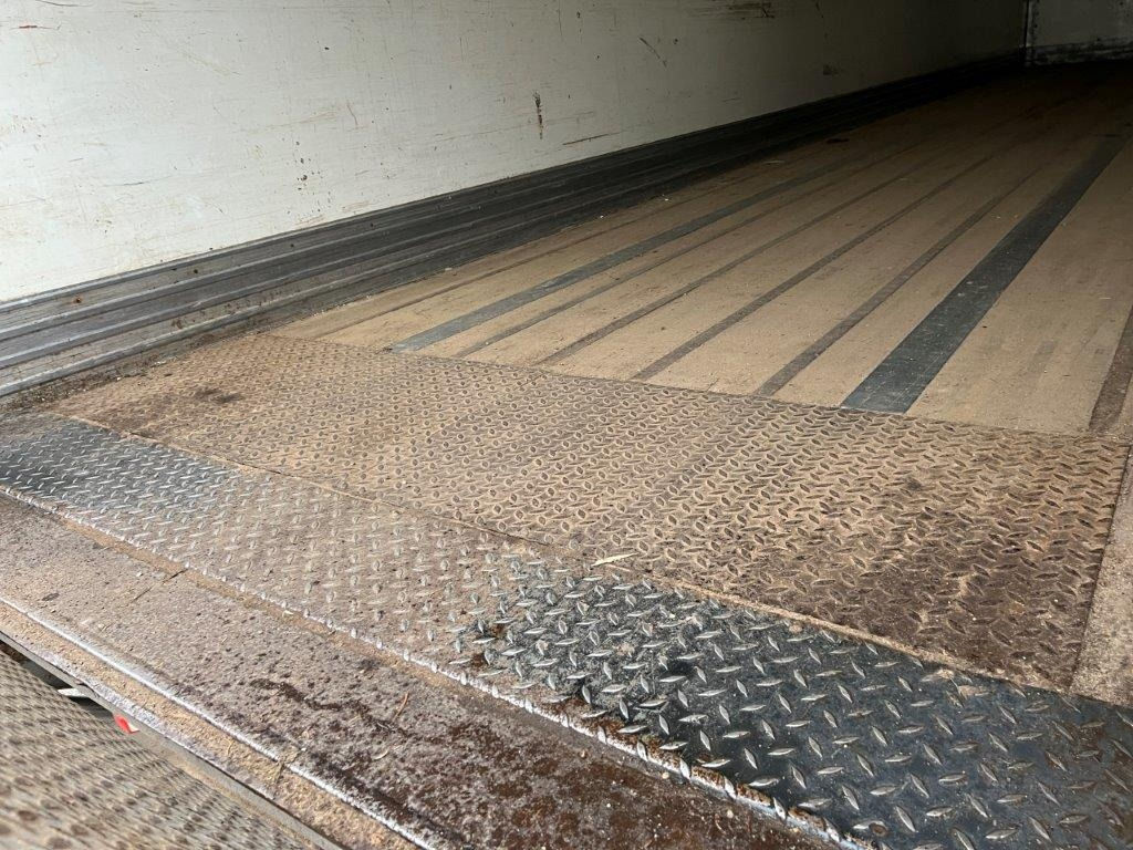 Poluprikolica sa zatvorenim sandukom Fruehauf 13,6 mtr box - lodretstående lift: slika Poluprikolica sa zatvorenim sandukom Fruehauf 13,6 mtr box - lodretstående lift