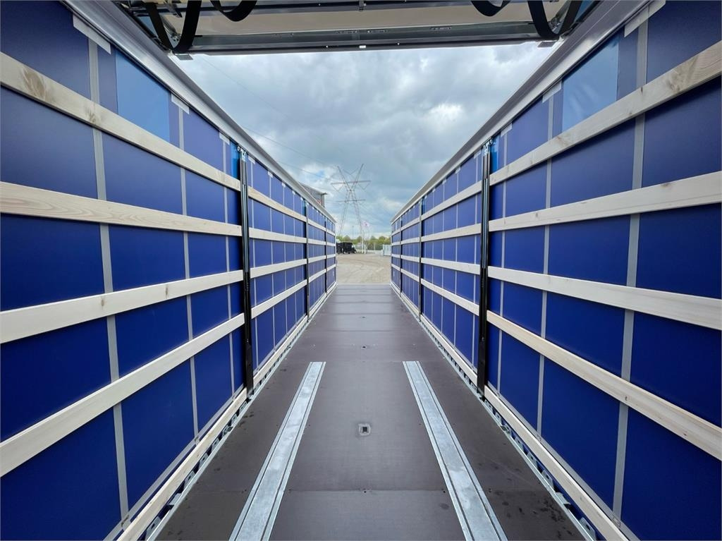 Hangler 3 akslet 13,6 med skydetag  - Poluprikolica s ceradom: slika Hangler 3 akslet 13,6 med skydetag  - Poluprikolica s ceradom Hangler 3 akslet 13,6 med skydetag  - Poluprikolica s ceradom: slika Hangler 3 akslet 13,6 med skydetag  - Poluprikolica s ceradom