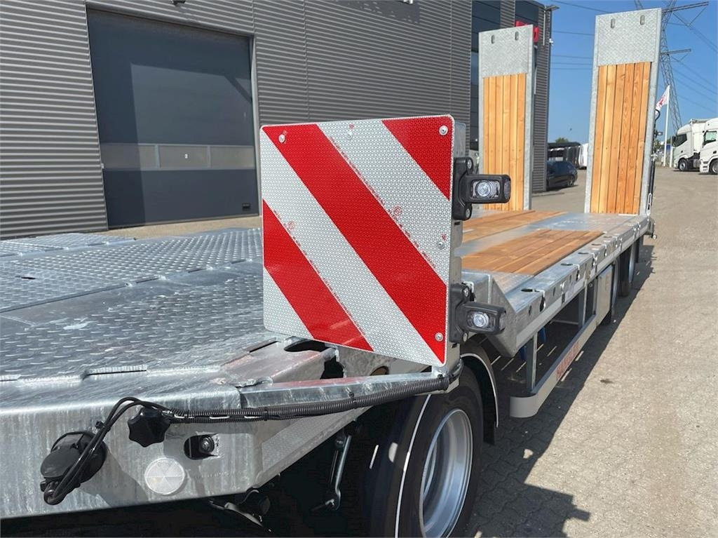 Hangler VTS-H 400 4 akslet - 2 delt ramper - Prikolica s niskim utovarivačem: slika Hangler VTS-H 400 4 akslet - 2 delt ramper - Prikolica s niskim utovarivačem Hangler VTS-H 400 4 akslet - 2 delt ramper - Prikolica s niskim utovarivačem: slika Hangler VTS-H 400 4 akslet - 2 delt ramper - Prikolica s niskim utovarivačem