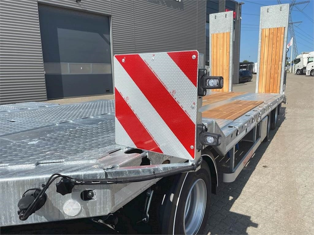Hangler VTS-H 400 4 akslet - 2 delt ramper - Prikolica s niskim utovarivačem: slika Hangler VTS-H 400 4 akslet - 2 delt ramper - Prikolica s niskim utovarivačem Hangler VTS-H 400 4 akslet - 2 delt ramper - Prikolica s niskim utovarivačem: slika Hangler VTS-H 400 4 akslet - 2 delt ramper - Prikolica s niskim utovarivačem