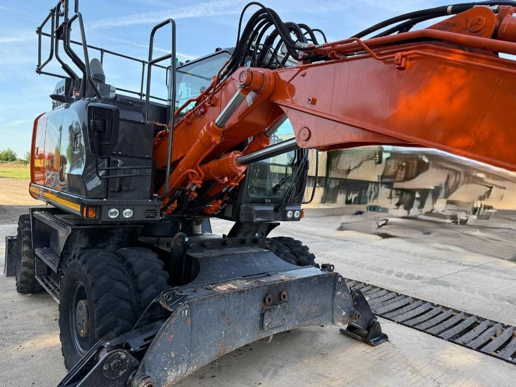 Hitachi ZX 135 W-7 - Bager na kotačima: slika Hitachi ZX 135 W-7 - Bager na kotačima Hitachi ZX 135 W-7 - Bager na kotačima: slika Hitachi ZX 135 W-7 - Bager na kotačima