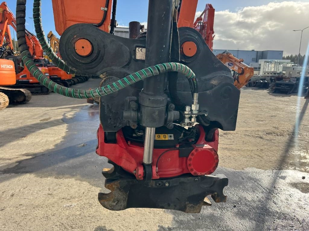Hitachi ZX225USRLC-6 PYÖRITTÄJÄ, 3D-LAITTEET - Bager gusjeničar: slika Hitachi ZX225USRLC-6 PYÖRITTÄJÄ, 3D-LAITTEET - Bager gusjeničar Hitachi ZX225USRLC-6 PYÖRITTÄJÄ, 3D-LAITTEET - Bager gusjeničar: slika Hitachi ZX225USRLC-6 PYÖRITTÄJÄ, 3D-LAITTEET - Bager gusjeničar