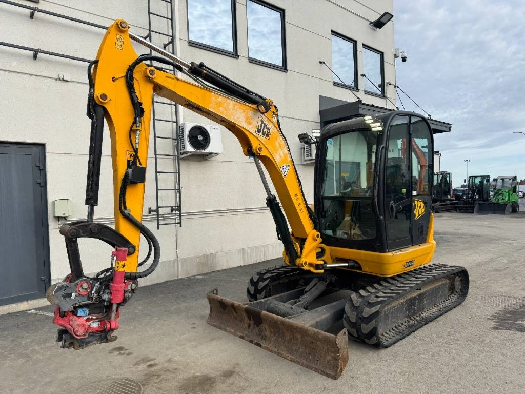 JCB 8045ZTS PYÖRITTÄJÄLLÄ - Mini bager: slika JCB 8045ZTS PYÖRITTÄJÄLLÄ - Mini bager JCB 8045ZTS PYÖRITTÄJÄLLÄ - Mini bager: slika JCB 8045ZTS PYÖRITTÄJÄLLÄ - Mini bager