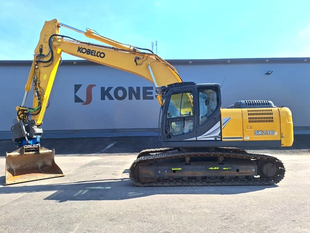 Kobelco SK210LC-11 PYÖRITTÄJÄLLÄ - Bager gusjeničar: slika Kobelco SK210LC-11 PYÖRITTÄJÄLLÄ - Bager gusjeničar Kobelco SK210LC-11 PYÖRITTÄJÄLLÄ - Bager gusjeničar: slika Kobelco SK210LC-11 PYÖRITTÄJÄLLÄ - Bager gusjeničar
