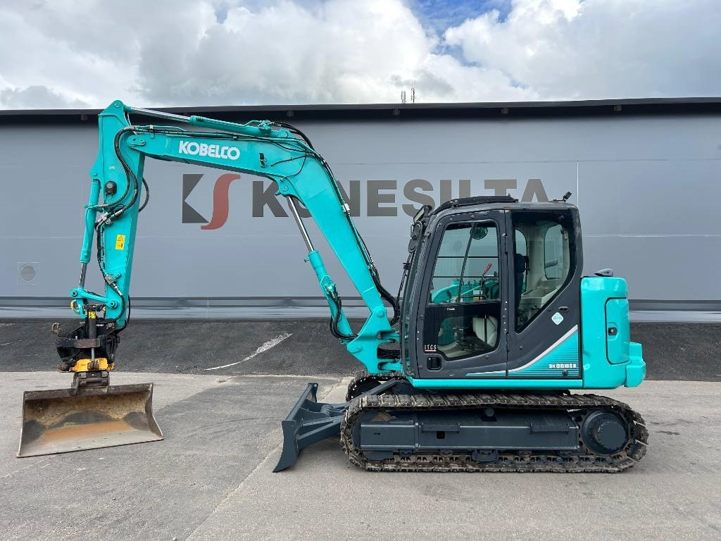 Kobelco SK85MSR-3 PYÖRITTÄJÄLLÄ - Mini bager: slika Kobelco SK85MSR-3 PYÖRITTÄJÄLLÄ - Mini bager Kobelco SK85MSR-3 PYÖRITTÄJÄLLÄ - Mini bager: slika Kobelco SK85MSR-3 PYÖRITTÄJÄLLÄ - Mini bager