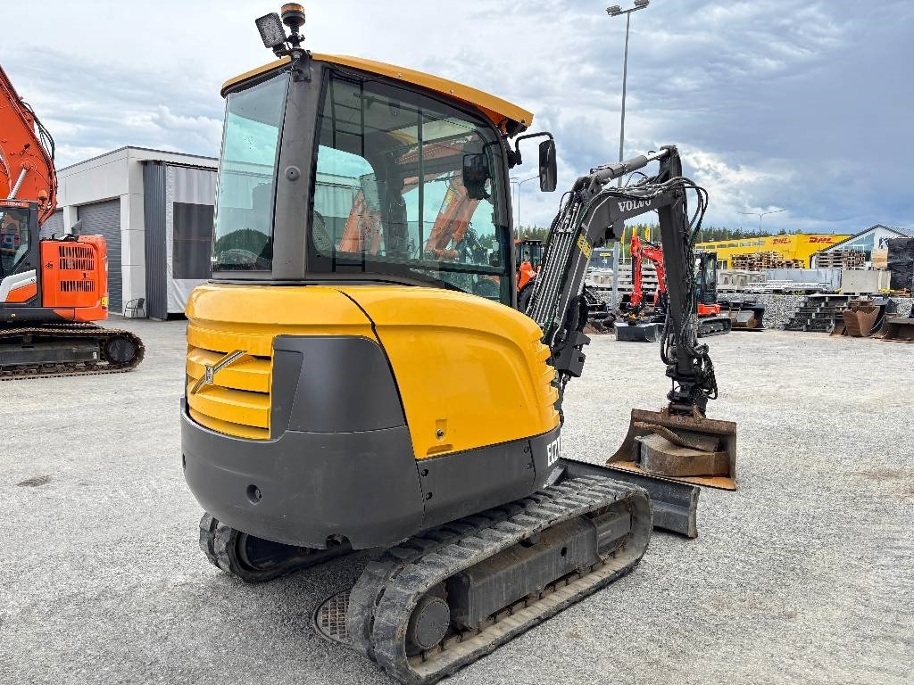Volvo EC27C PYÖRITTÄJÄLLÄ - Mini bager: slika Volvo EC27C PYÖRITTÄJÄLLÄ - Mini bager Volvo EC27C PYÖRITTÄJÄLLÄ - Mini bager: slika Volvo EC27C PYÖRITTÄJÄLLÄ - Mini bager