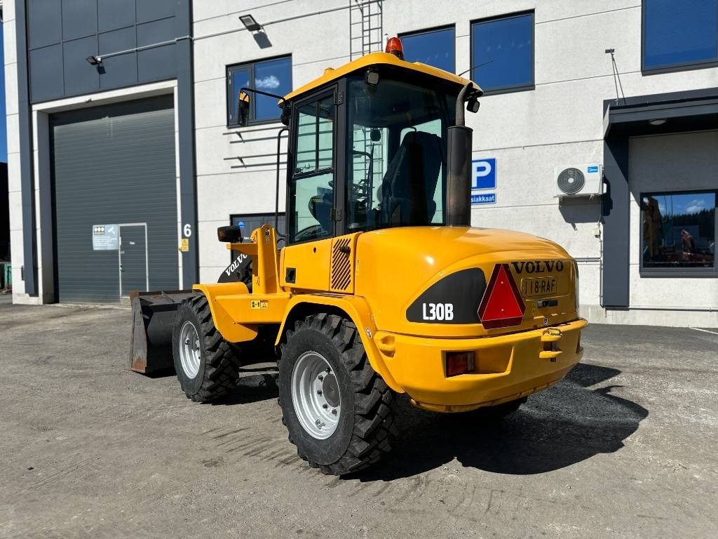 Volvo L 30 B - Utovarivač na kotačima: slika Volvo L 30 B - Utovarivač na kotačima Volvo L 30 B - Utovarivač na kotačima: slika Volvo L 30 B - Utovarivač na kotačima
