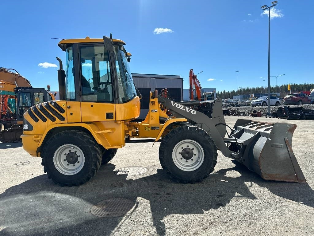 Volvo L 30 B - Utovarivač na kotačima: slika Volvo L 30 B - Utovarivač na kotačima Volvo L 30 B - Utovarivač na kotačima: slika Volvo L 30 B - Utovarivač na kotačima