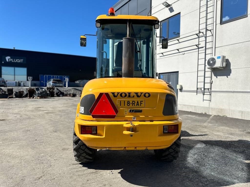 Volvo L 30 B - Utovarivač na kotačima: slika Volvo L 30 B - Utovarivač na kotačima Volvo L 30 B - Utovarivač na kotačima: slika Volvo L 30 B - Utovarivač na kotačima